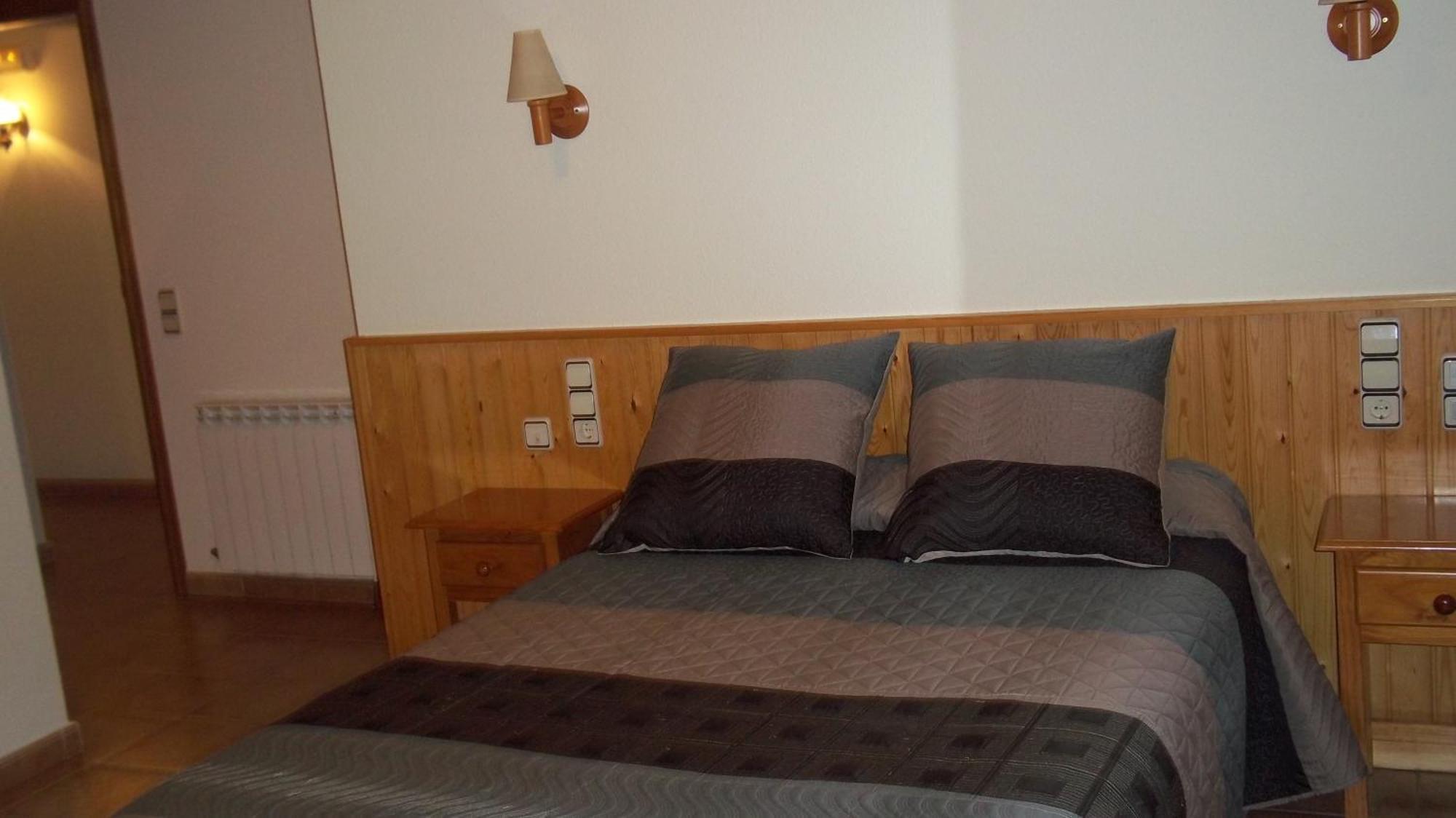 Hostal Pernalle Erillavall Ngoại thất bức ảnh